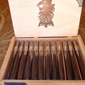 Liga Privada Undercrown Corona Doble - Box of 25