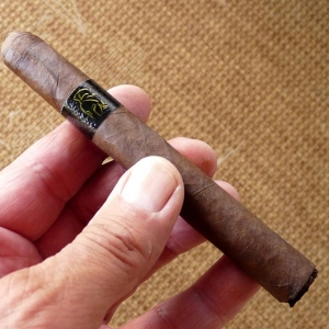 Man O' War Puro Authentico Maduro Corona