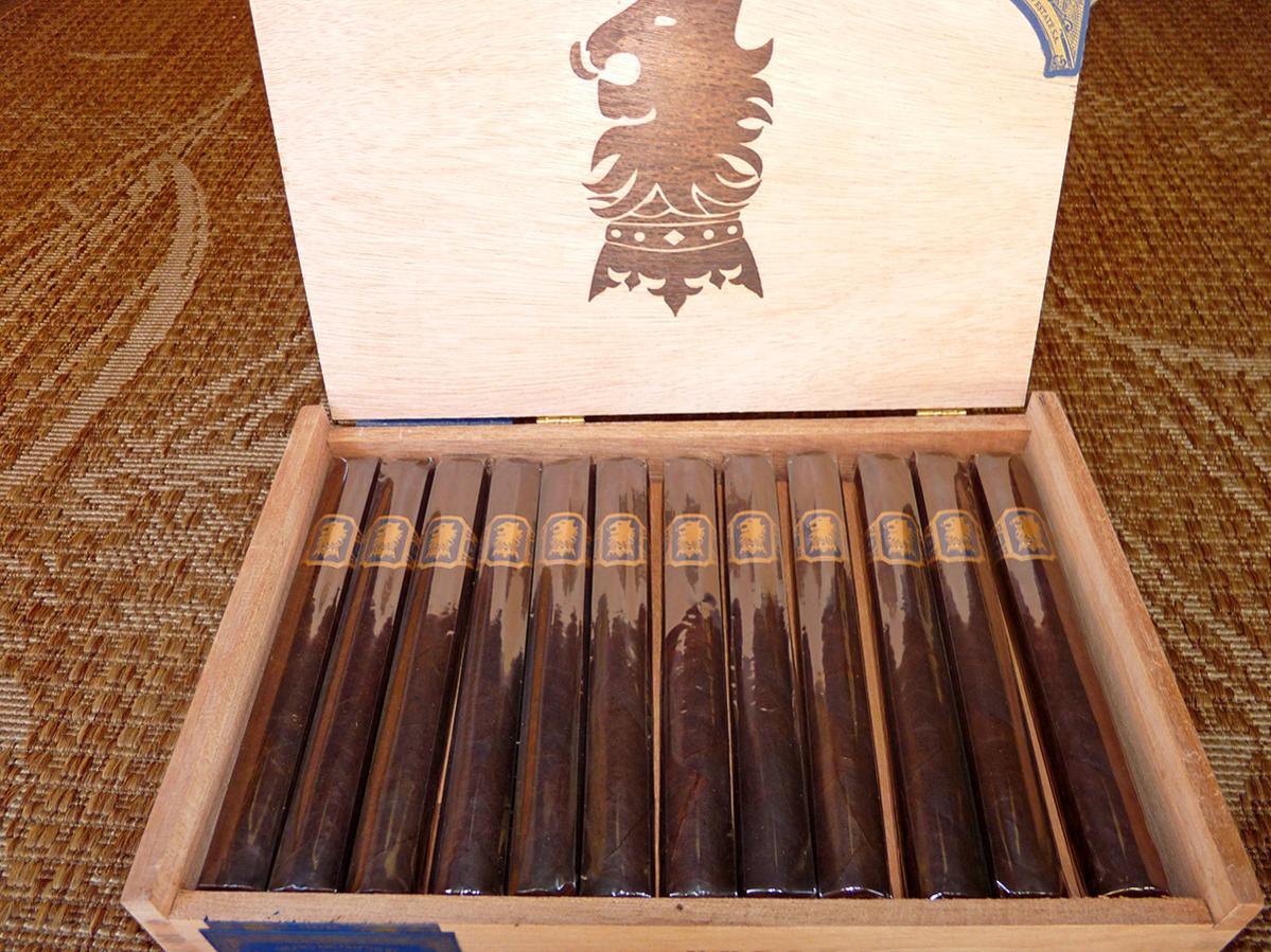 Liga Privada Undercrown Corona Doble - Box of 25